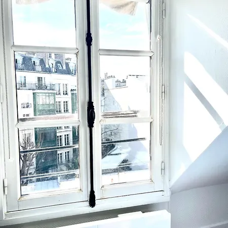 Steps To Arc De Triomphe, 17 * Paris