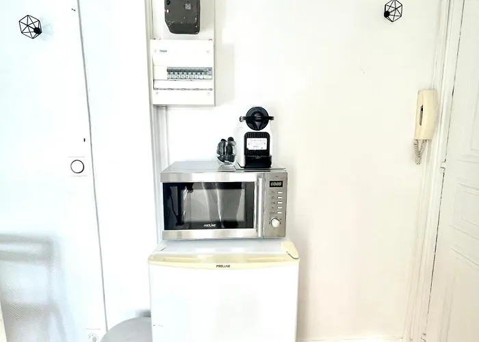 Steps To Arc De Triomphe, 17 *